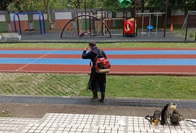 假日義工整理校園圖片